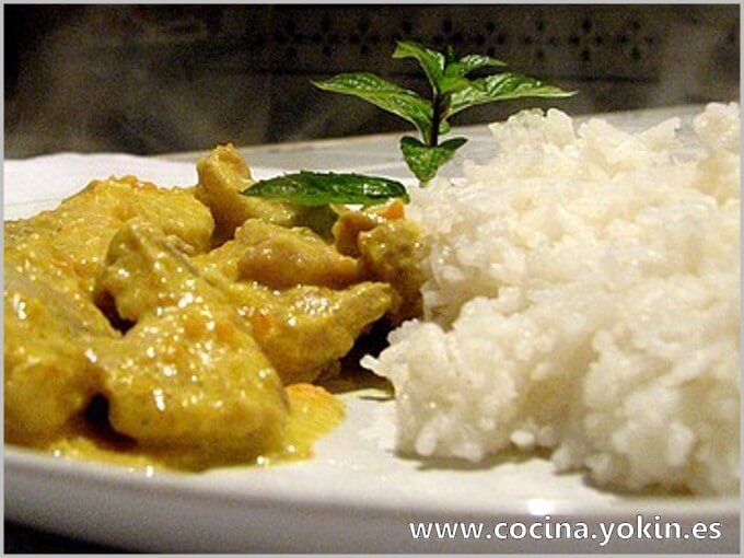 CHICKEN CURRY WITH RICE - The axis of this recipe lies in the curry. A spice, increasingly known and used in cooking around the world. It gives the dish its aroma, color and flavor.