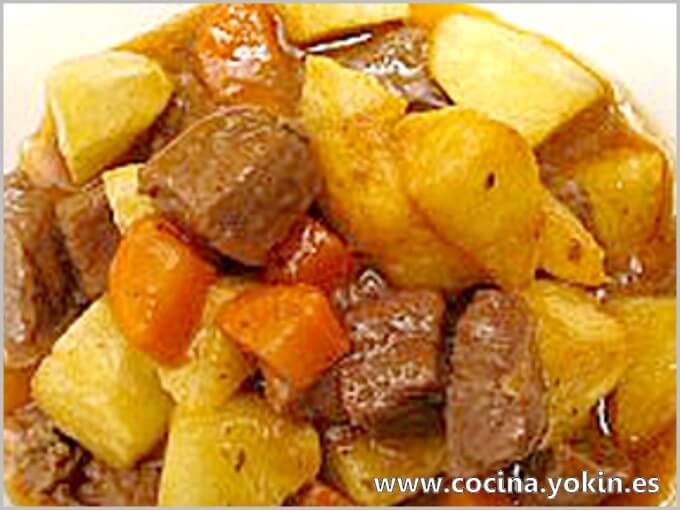 GUISADO DE TERNERA - Este guiso de carne es uno de los más recurrentes en la cocinas de muchos lugares con sus variaciones. Un plato sabroso y fácil de hacer.
