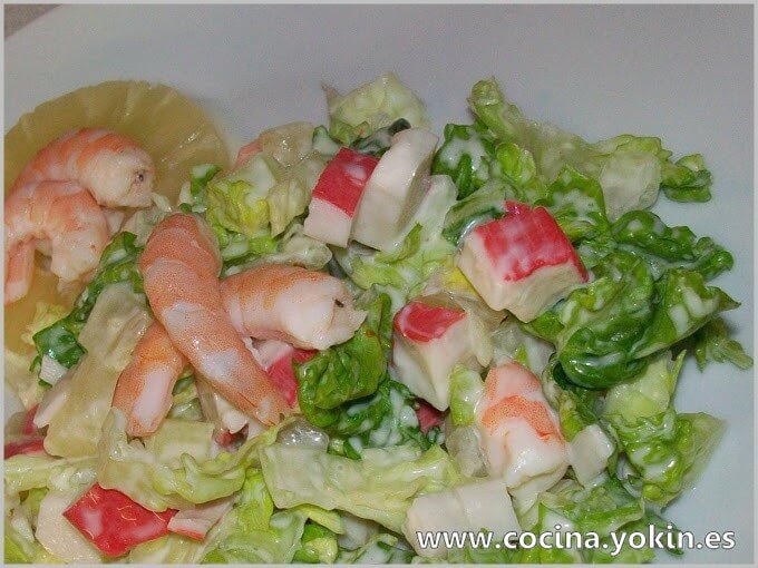 ENSALADA DE LANGOSTINOS - Ensalada realizada con langostinos sobre cama de lechuga. Pueden usarse también gambas o camarones. Es un plato rápido y fácil de preparar.