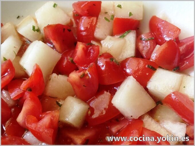 ENSALADA DE TOMATE Y MELON - Ensalada bicolor muy vistosa que consigue un contraste de texturas y sabores muy agradable. Es un plato rápido y fácil de preparar.