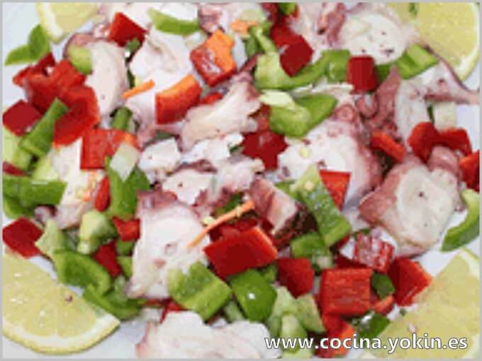SALPICON DE PULPO - Una forma muy sabrosa de utilizar el pulpo como elemento central en una ensalada, combinándolo con los vegetales se consigue un sabor suave y delicioso.