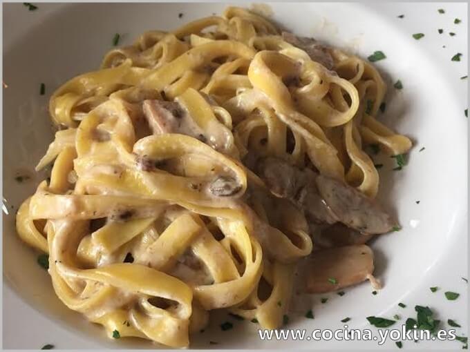 TAGLIATELLE CON CAMPIÑONES EN SALSA ROQUEFORT - Un plato de pasta acompañado de una salsa base queso que le va especialmente bien, la Salsa de Roquefort.