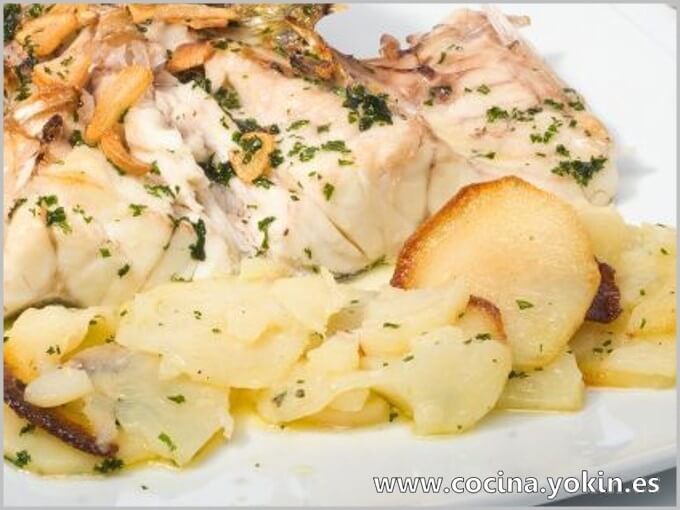 SEA BASS BAKED WITH POTATOES - If a dish as a main element includes sea bass, success is almost guaranteed. This form of preparation does not detract from this magnificent fish.