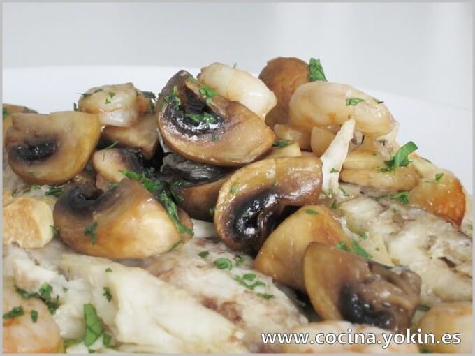 MACKEREL BAKED WITH MUSHROOMS AND SHRIMP - Balanced and tasty dish of humble bluefish shining on the whole. Easy preparation.